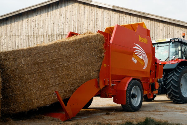 Traktor z maszyną do słomy