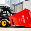 Ładowarka JCB z czerwonym rozdrabniaczem