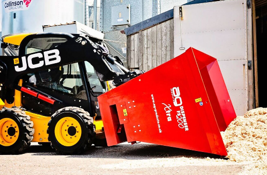 Ładowarka JCB z czerwonym rozdrabniaczem