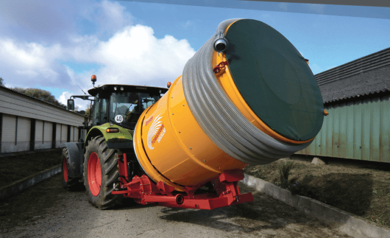 Traktor z maszyną rolniczą żółto-zieloną