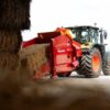 Traktor z ładowaczem słomy w stodole