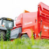Traktor z czerwoną maszyną rolniczą