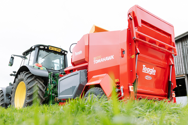 Traktor z czerwoną maszyną rolniczą