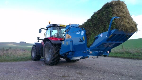 IMAG1830 Traktor z ładowaczem słomy Kidd