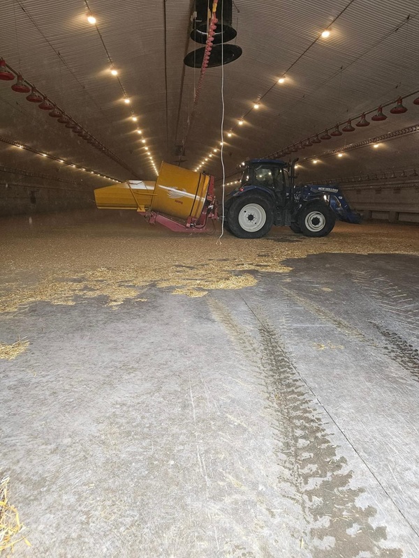 Traktor z rozdrabniaczem do słomy