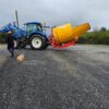 Traktor z żółtą maszyną rolniczą