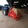 Traktor z czerwoną ścielarką do słomy