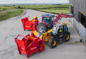Traktor z dwiema czerwonymi ścielarkami