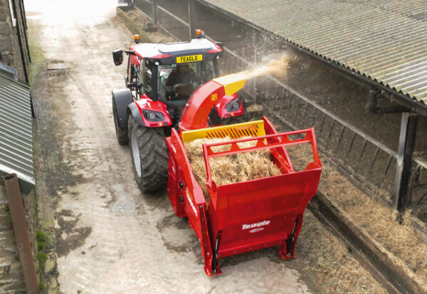 Traktor z rozdrabniaczem do słomy