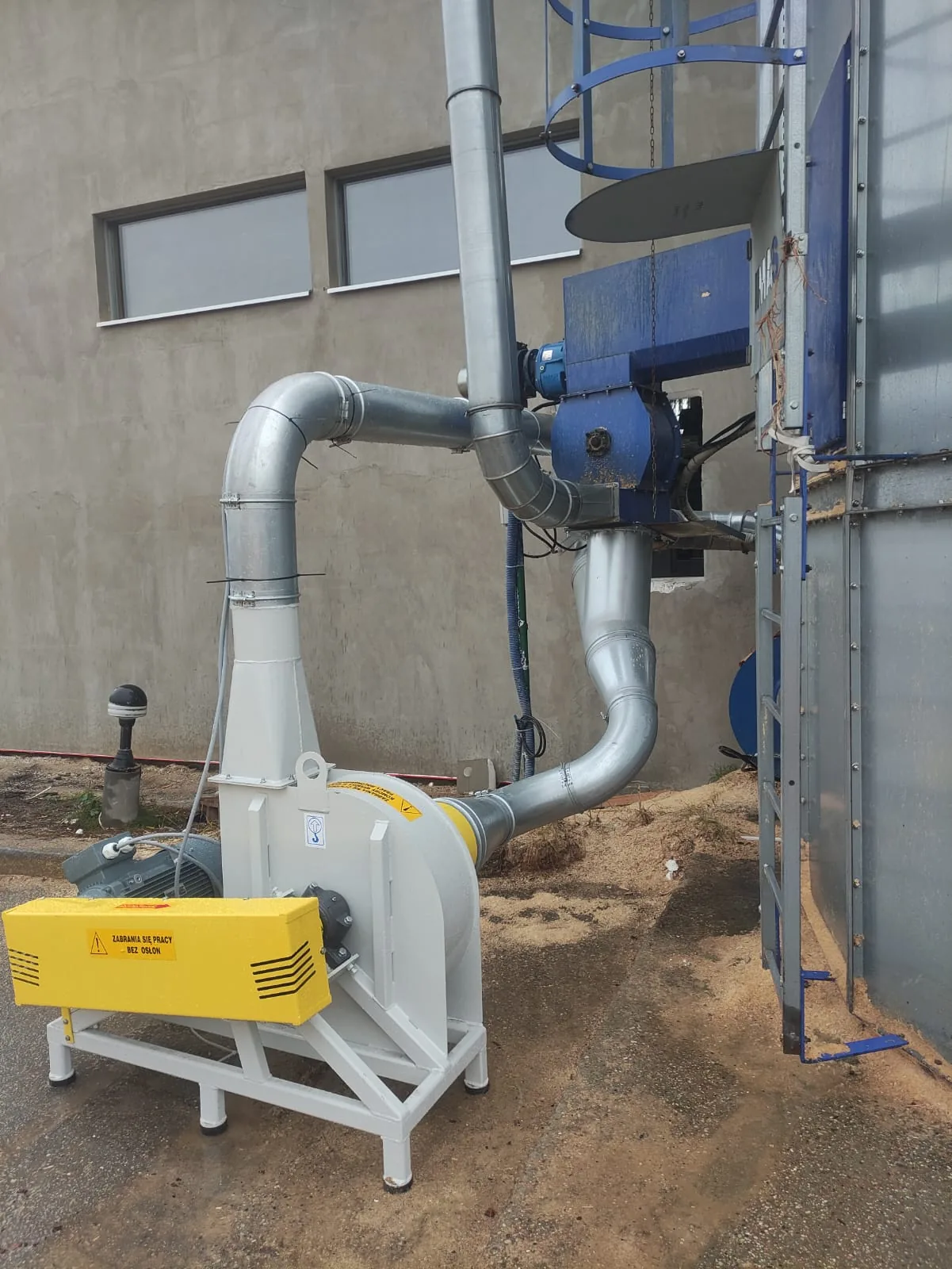Młyn do słomy S-119 w zewnętrznej instalacji transportu pneumatycznego