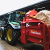 Teagle Tomahawk 6200 Power Drive z belą słomy na ciągniku