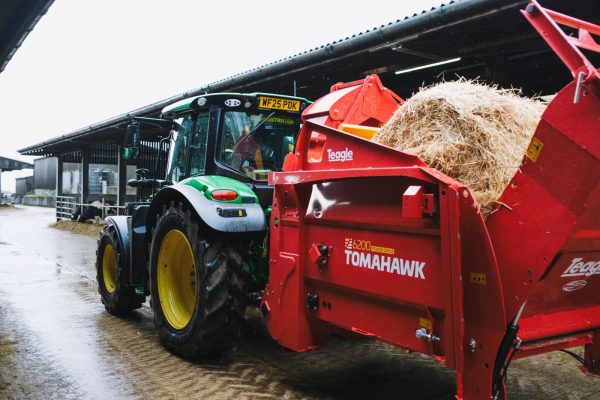 Teagle Tomahawk 6200 Power Drive z belą słomy na ciągniku
